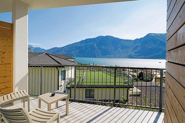 Hotel Royal Village - Wohnbeispiel Doppelzimmer Superior Villa Blumen Seeblick (Zimmercodierung DS2)