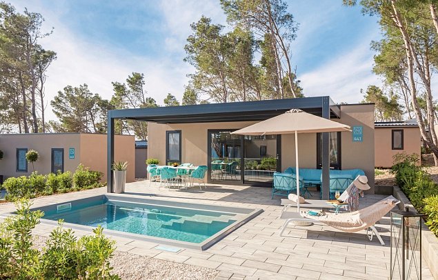 Aminess Style Camping Avalona Glamping Villas & Holiday Homes - Wohnbeispiel Luxury Holiday Home with Pool (Zimmercodierung HB3)
