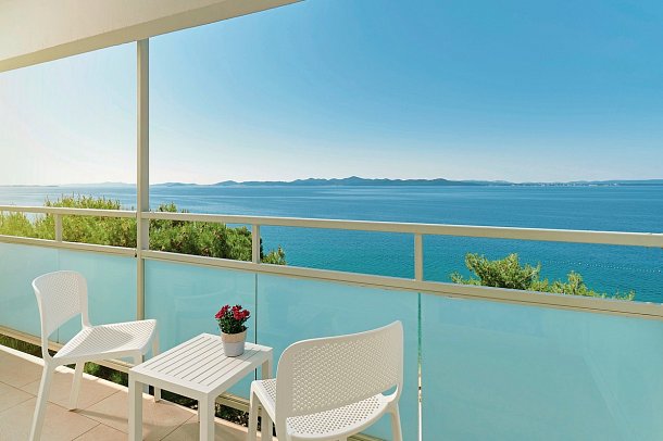 Pinija - Beispiel Balkon Familienzimmer Premium Meerblick (Zimmercodierung FMM)