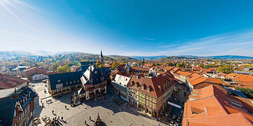 A-ROSA Gothisches Haus Wernigerode - Luftaufnahme Marktplatz mit Rathaus und Hotel