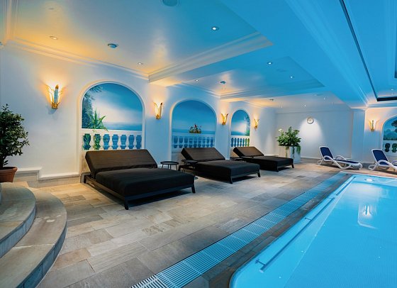 re.vita - naturresort & spa - Entspannungsliegen im Hallenbad
