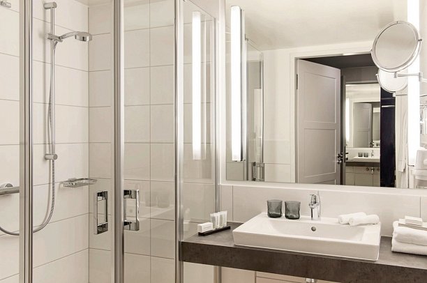 Victor's Residenz-Hotel Teistungenburg - Beispiel Bad Doppelzimmer Superior Villa Nova (Zimmercodierung DS1)