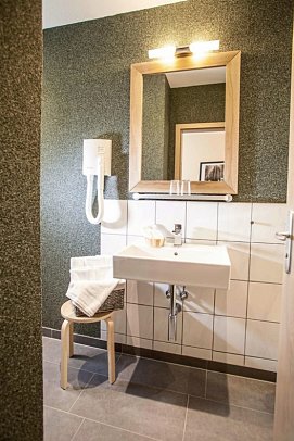 Im Tannengrund - Beispiel Bad Doppelzimmer Komfort (Zimmercodierungen DF1 & EF1)