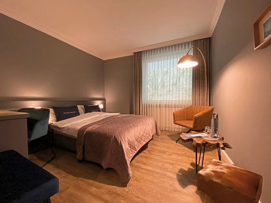 harz hotel & spa seela. - Wohnbeispiel Doppelzimmer Waldseite (Zimmercodierungen DB1 & DX1)