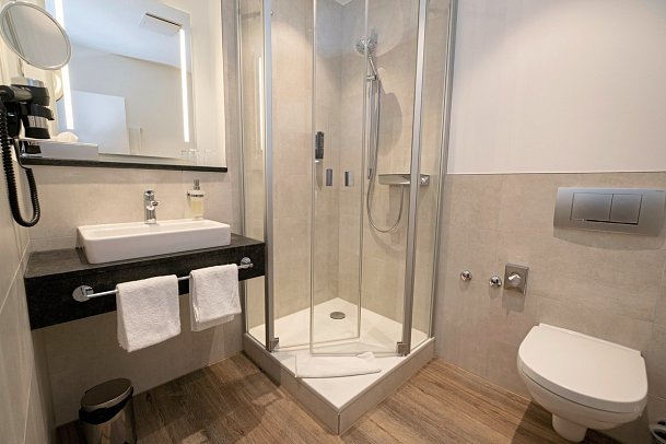 Hotel Niedersächsischer Hof - Beispiel Bad (Zimmercodierungen DB1, EB1 & DF1)