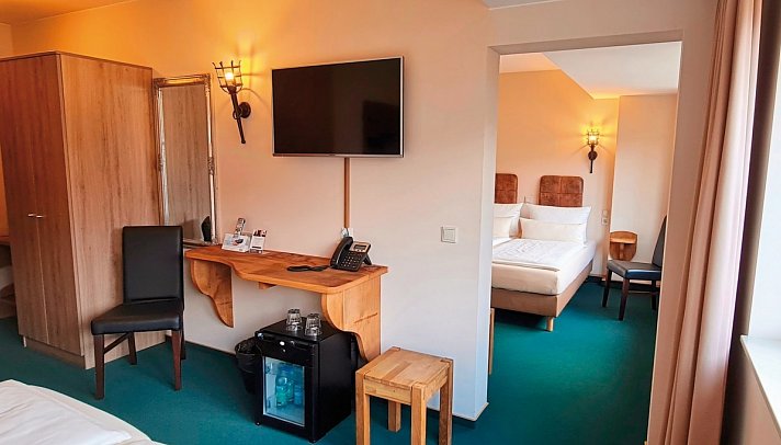 Hasseröder Burghotel - Wohnbeispiel Familienzimmer mit Verbindungstür (Zimmercodierung FV1)