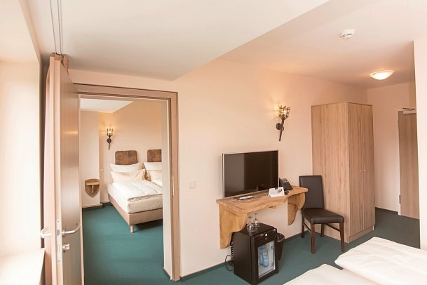 Hasseröder Burghotel - Wohnbeispiel Familienzimmer mit Verbindungstür (Zimmercodierung FV1)