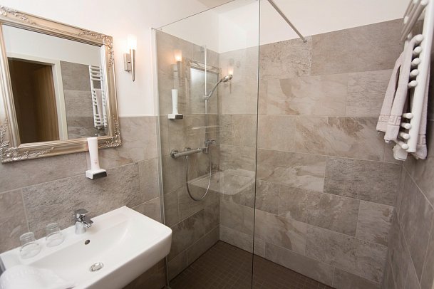 Hasseröder Burghotel - Beispiel Bad (Zimmercodierungen DB1, DC1, DB2, DC2, FB1 & FV1)