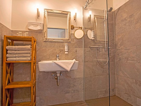 Hasseröder Burghotel - Beispiel Bad Familienzimmer (Zimmercodierung FB1)