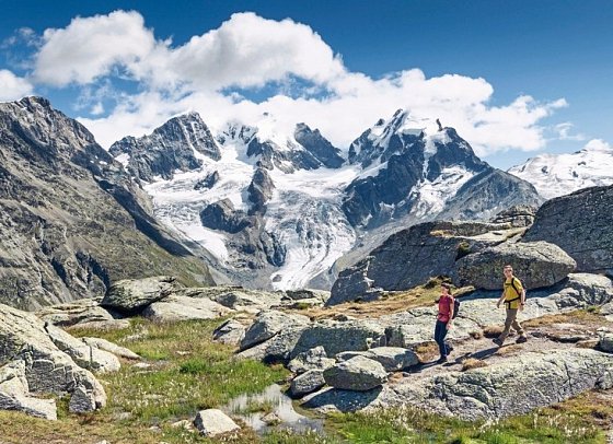 Via Albula & Bernina: Alpenwandern mit Zugerlebnis - Wanderer vor dem Piz Bernina