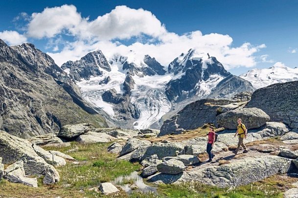 Via Albula & Bernina: Alpenwandern mit Zugerlebnis - Wanderer vor dem Piz Bernina