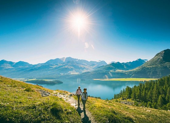 Via Engiadina Klassiker - Wanderer auf Via Engadina