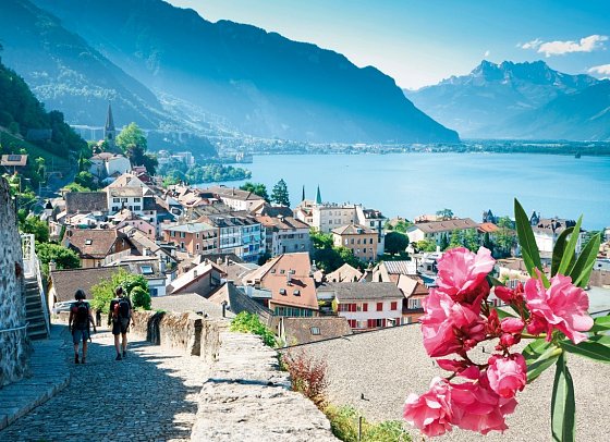 Große Bahnrundreise zwischen Alpen und Dolce Vita - Blick auf Altstadt von Montreux