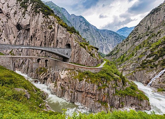 Filmreise Schweiz - Drehorte hautnah erleben - Teufelsbrücke über die Schollenenschlucht