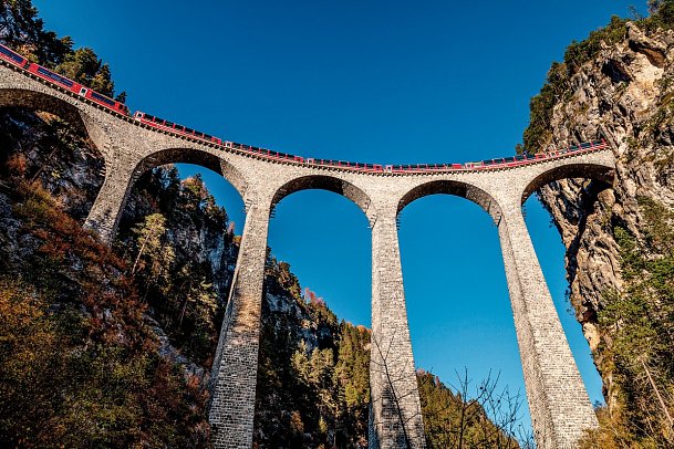 Bahnerlebnis Schweiz pur - Bernina Express auf dem Landwasserviadukt