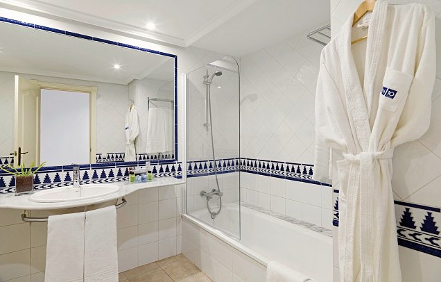 H10 Timanfaya Palace - Badbeispiel Doppelzimmer (Zimmercodierung DB1)