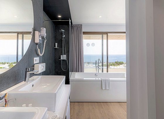 Costa Calero Thalasso & Spa - Wohnbeispiel Suite Meerblick (Bad) (Zimmercodierungen WBM & W1M)