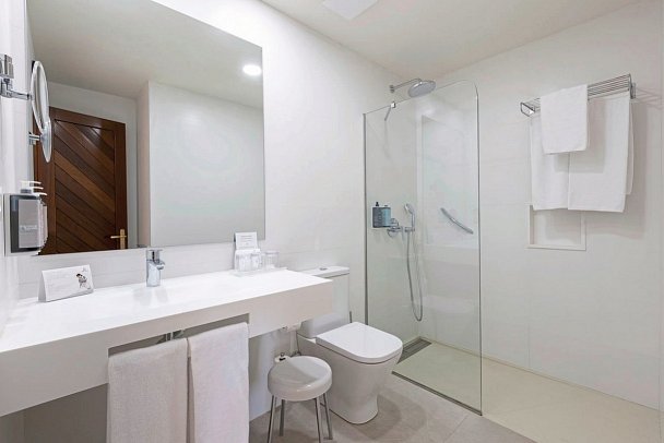 Hipotels La Geria - Wohnbeispiel Doppelzimmer Standard seitl. Meerblick (Bad) (Zimmercodierungen DGN & DCN)