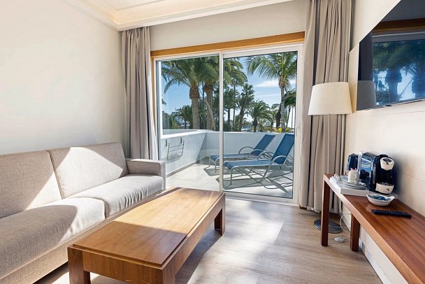 Hipotels La Geria - Wohnbeispiel Juniorsuite seitl. Meerblick (Zimmercodierung J1N)