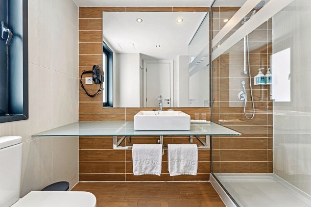 THB Lanzarote Beach - Wohnbeispiel Familienzimmer Meerblick (Bad) (Zimmercodierungen FBM & F1M)