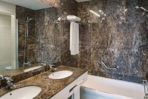 Arrecife Gran Hotel & Spa - Badbeispiel (Zimmercodierungen DB1, DBM, W1M, WDM & WHM)