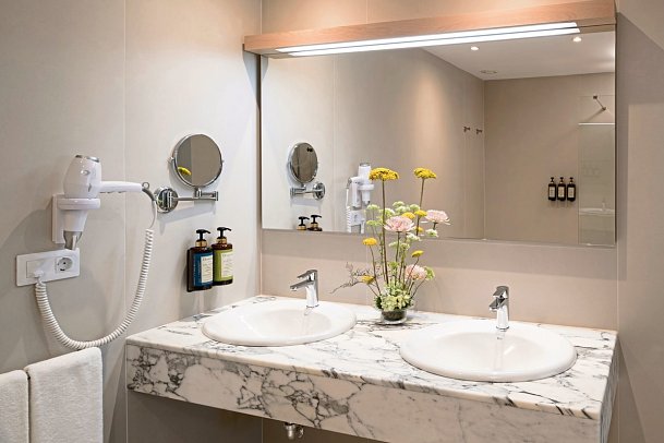 Plus Fariones Suite Hotel - Badbeispiel (Zimmercodierungen WG1, WG2, WBM, W2M, JBM, J2M, J1D, J2D, JN1 & JNM)