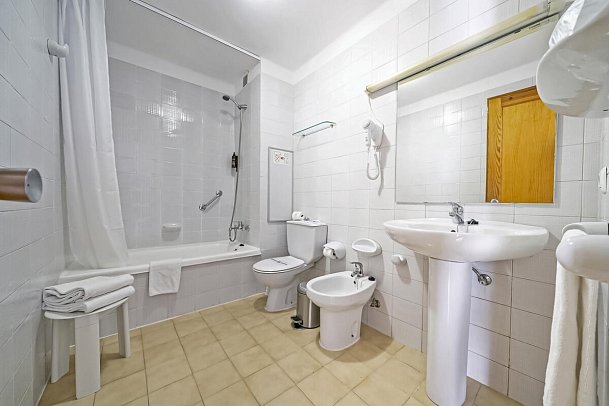 Relaxia Olivina Lanzarote - Badbeispiel Familienzimmer (Zimmercodierungen FB1, FB2 & FV1)