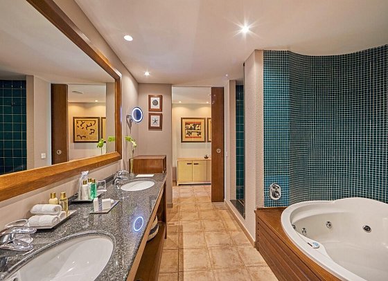 Secrets Lanzarote Resort & Spa - Wohnbeispiel Suite Swim up Preffered Club (Bad) (Zimmercodierung WLQ)