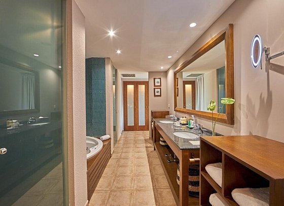 Secrets Lanzarote Resort & Spa - Wohnbeispiel Suite Swim up Preffered Club (Bad) (Zimmercodierung WLQ)