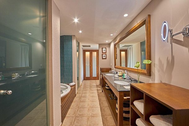 Secrets Lanzarote Resort & Spa - Wohnbeispiel Suite Swim up Preffered Club (Bad) (Zimmercodierung WLQ)
