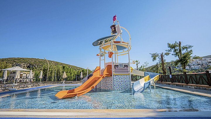 Ramada Hotel & Suites by Wyndham Kusadasi