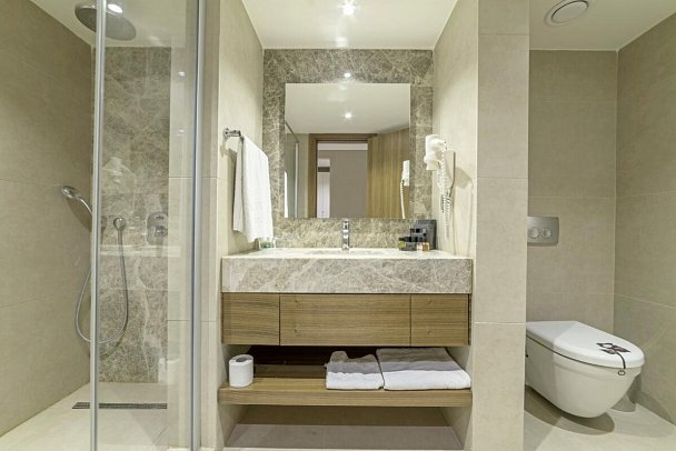 Ramada Hotel & Suites by Wyndham Kusadasi - Beispiel Bad Doppelzimmer Superior (Zimmercodierungen DSN, DCN, DSM & DCM)