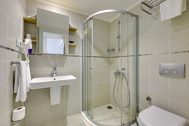 Ramada Hotel & Suites by Wyndham Kusadasi - Beispiel Bad Juniorsuite Landblick (Zimmercodierung JBL)