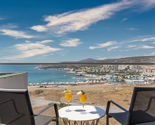 Design Plus Seya Beach - Beispiel Balkon Doppelzimmer Superior seitlicher Meerblick (Zimmercodierung DSN)