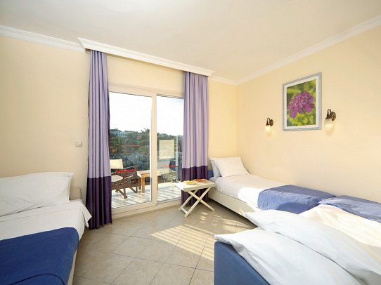 Club Resort Atlantis - Wohnbeispiel Familienzimmer Poolblick (Zimmercodierungen FBP, FB4, FB8, FBN, FB3 & FB7)