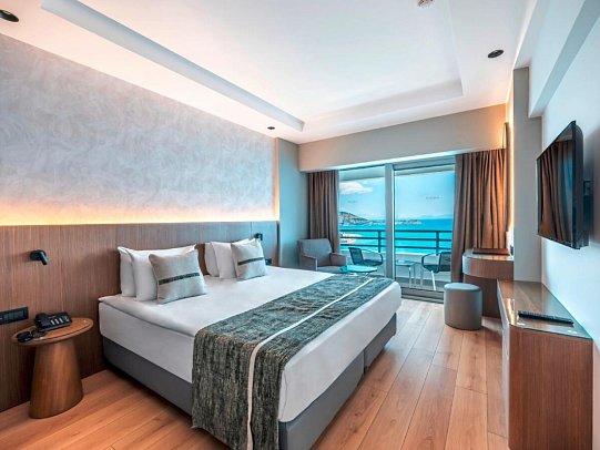 Korumar Deluxe Hotel - Wohnbeispiel Doppelzimmer Standard Meerblick (Zimmercodierung DGM)