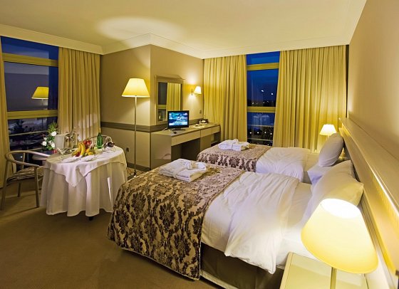 Fantasia Hotel Deluxe - Wohnbeispiel Familienzimmer Landblick (Zimmercodierung FBL)