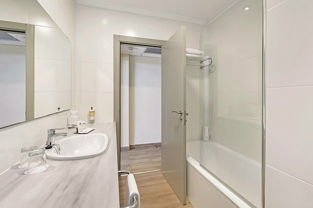 Sol Marbella Estepona · Atalaya Park - Badbeispiel Doppelzimmer (Zimmercodierungen DB1, DB2, D1M & D2M)