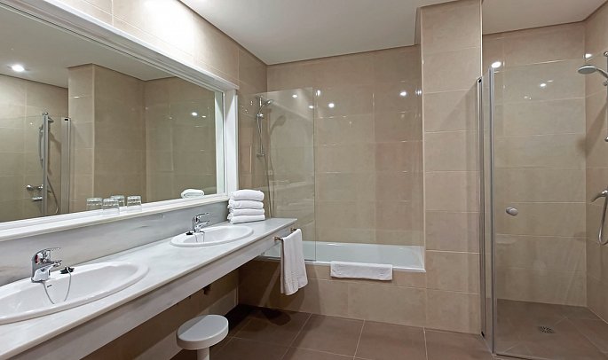 Sol Marbella Estepona · Atalaya Park - Badbeispiel Doppelzimmer seitl. Meerblick (Zimmercodierungen D1N, D2N, FB1 & FB2)