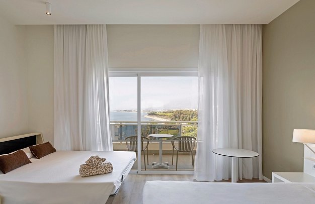 Sol Marbella Estepona · Atalaya Park - Wohnbeispiel Familienzimmer seitl. Meerblick (Zimmercodierungen F3N & F4N)