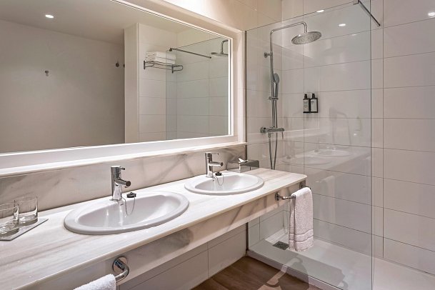 Sol Marbella Estepona · Atalaya Park - Badbeispiel Familienzimmer seitl. Meerblick (Zimmercodierungen F3N & F4N)