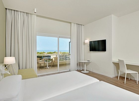 SOL Marbella Estepona • Atalaya Park - Wohnbeispiel Doppelzimmer seitl. Meerblick (Zimmercodierungen D1N & D2N)