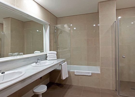 SOL Marbella Estepona • Atalaya Park - Badbeispiel Doppelzimmer seitl. Meerblick (Zimmercodierungen D1N, D2N, FB1 & FB2)