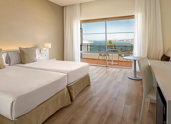 SOL Marbella Estepona • Atalaya Park - Wohnbeispiel Familienzimmer seitl. Meerblick (Zimmercodierungen F3N & F4N)