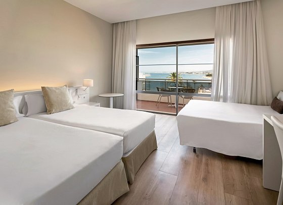 SOL Marbella Estepona • Atalaya Park - Wohnbeispiel Familienzimmer seitl. Meerblick (Zimmercodierungen F3N & F4N)
