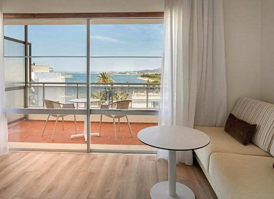 SOL Marbella Estepona • Atalaya Park - Wohnbeispiel Familienzimmer seitl. Meerblick (Zimmercodierungen F3N & F4N)