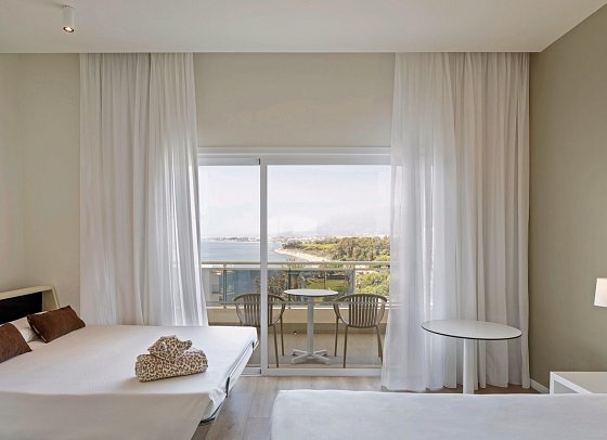 SOL Marbella Estepona • Atalaya Park - Wohnbeispiel Familienzimmer seitl. Meerblick (Zimmercodierungen F3N & F4N)