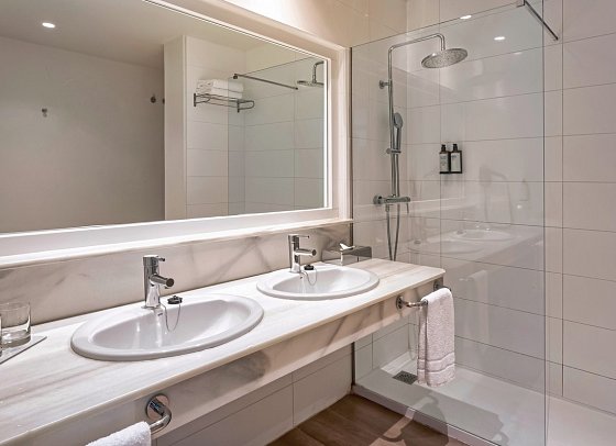 SOL Marbella Estepona • Atalaya Park - Badbeispiel Familienzimmer seitl. Meerblick (Zimmercodierungen F3N & F4N)