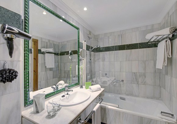 Sol Guadalmar - Badbeispiel Doppelzimmer (Zimmercodierungen DBN, D2N, D1M, D2M, DSM & DS1)