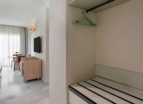 SOL Málaga Guadalmar - Wohnbeispiel Familienzimmer (Zimmercodierung FB1)